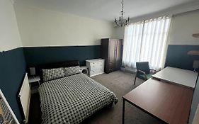 Double Room - Town & University Nearby, 24H Bus, Airport-Linked